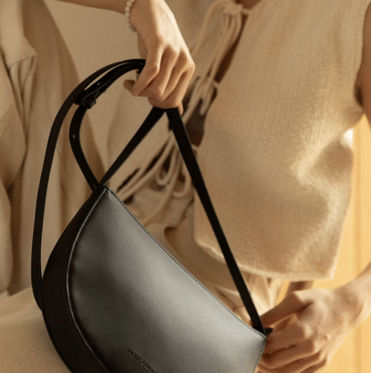 Monk & Anna käekott, Farou half moon, Black