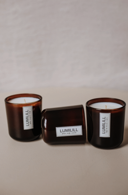LUMILILL - Küünal pruunis klaasis, freesia