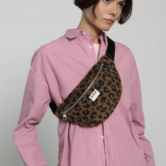 WOUF - vöökott, Simona